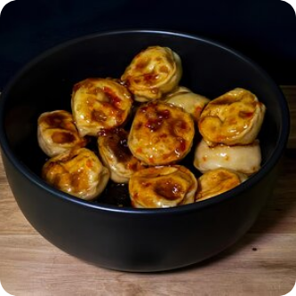 Пельмени со сливочной курицей в сладком чили-соусе