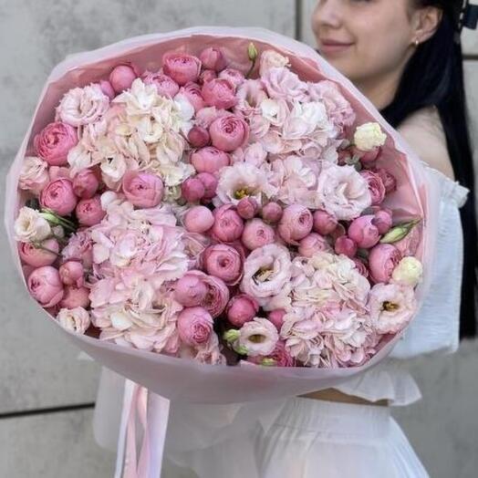 Премиум букет с гортензией,пионовидными розами и эустомой 