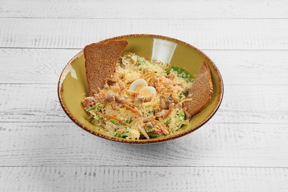 Салат с телячьим языком,маринованными огурцами,листьями салата и гренками из бородинского хлеба