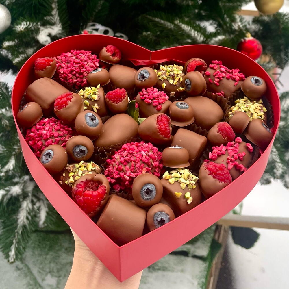Клубника с бананами в шоколаде с фисташкой