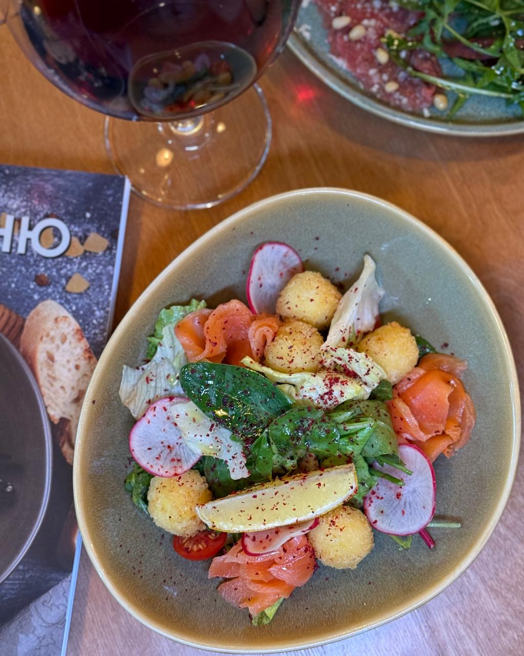 Салат с лососем