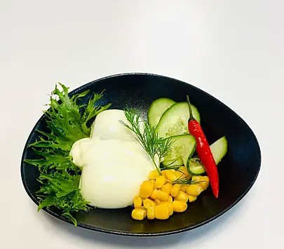 Яйцо под майонез. с кукуруз. и свежим огурц.