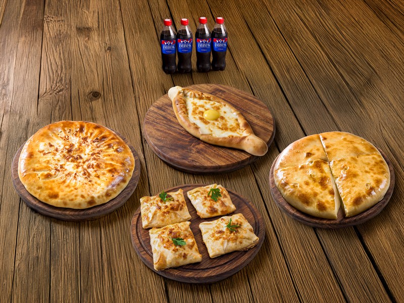 Ассорти Хачапури мини 4 вида хачапури и 4 колы (500 мл) Эвервейс 