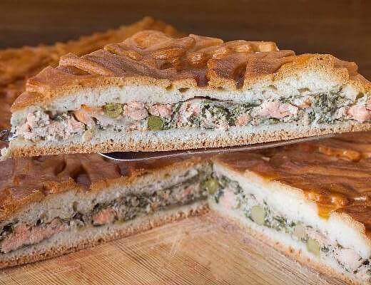 Пирог с красной рыбой и овощами
