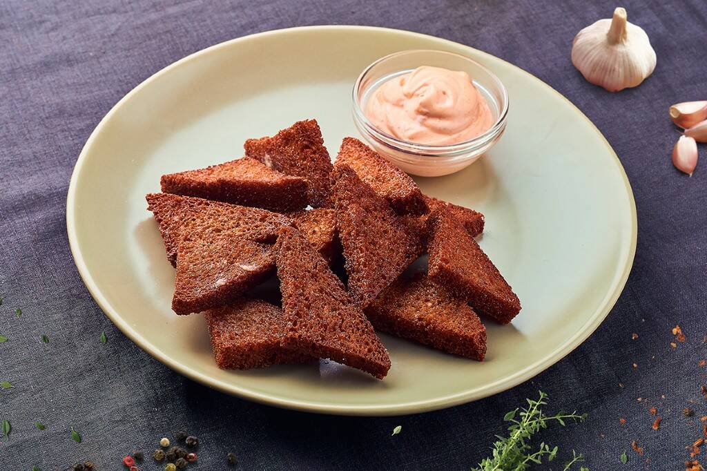 Гренки чесночные с фирменным соусом