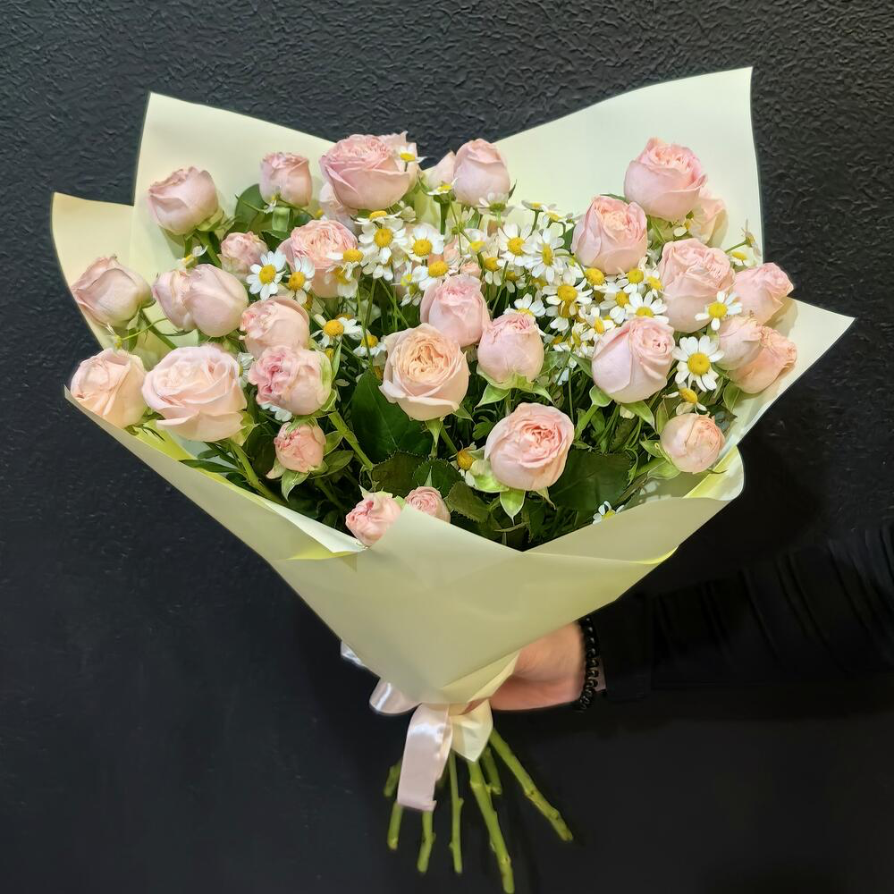 Нежный букет из кустовых пионовидных роз и ромашек (матрикарий) (код 400)