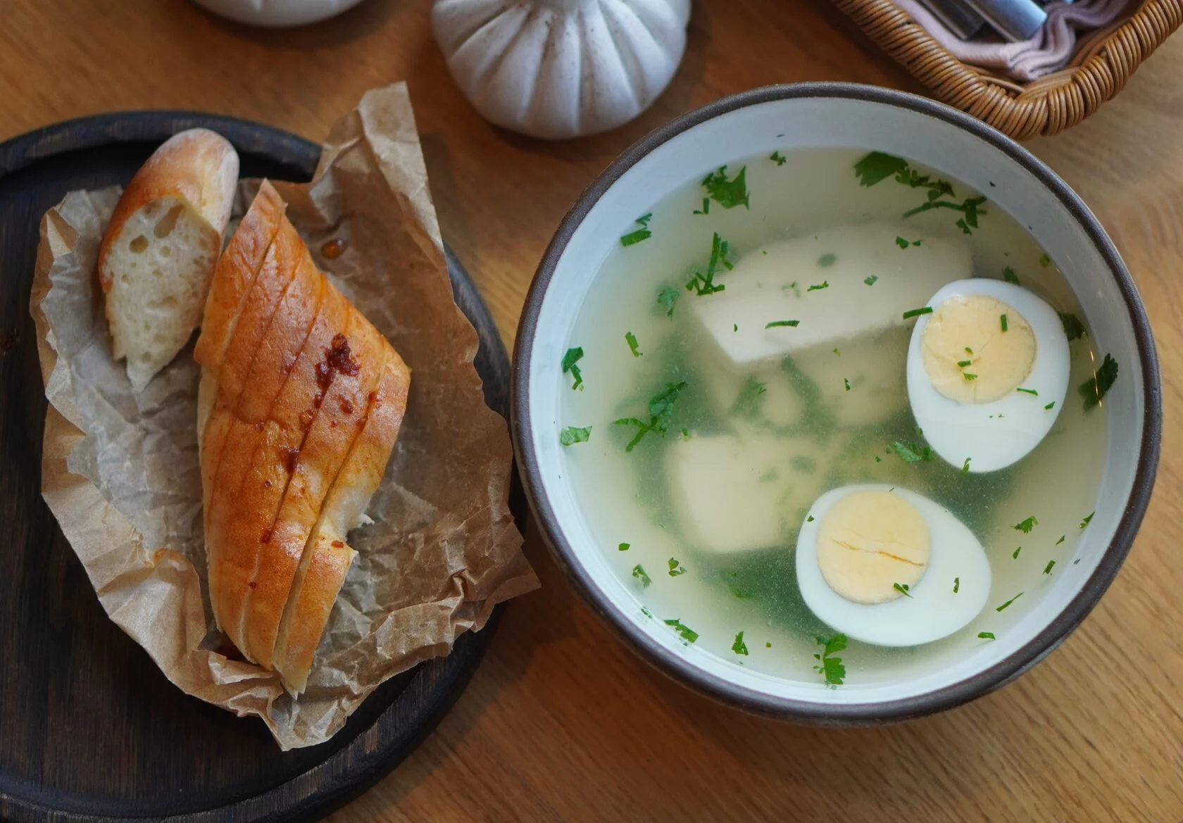 Куриный бульон с отварным яйцом и пури