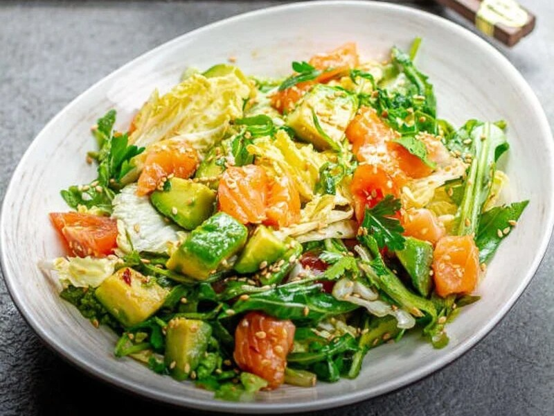 Салат из авокадо с лососем