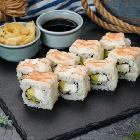 Ролл Самурай с тигровой креветкой и салатом айсберг