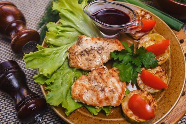 Филе индейки под клюквенным соусом