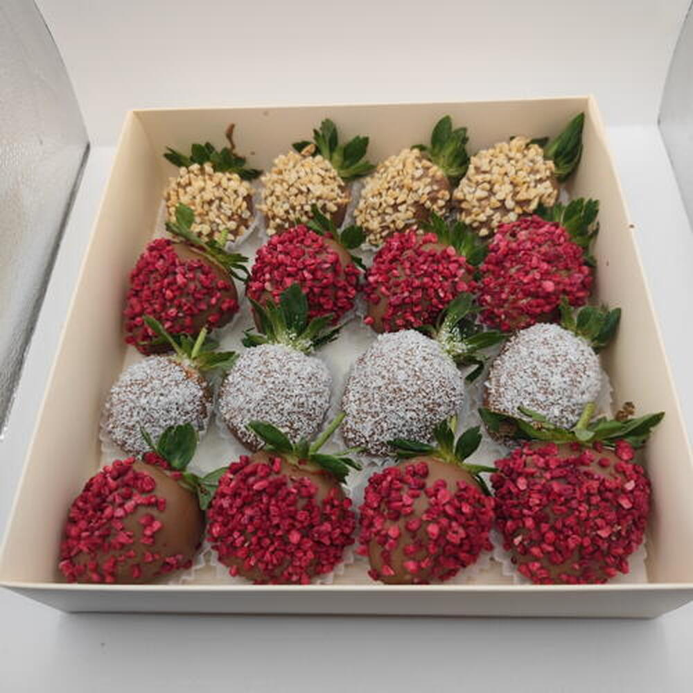 Клубника в молочном шоколаде с декором