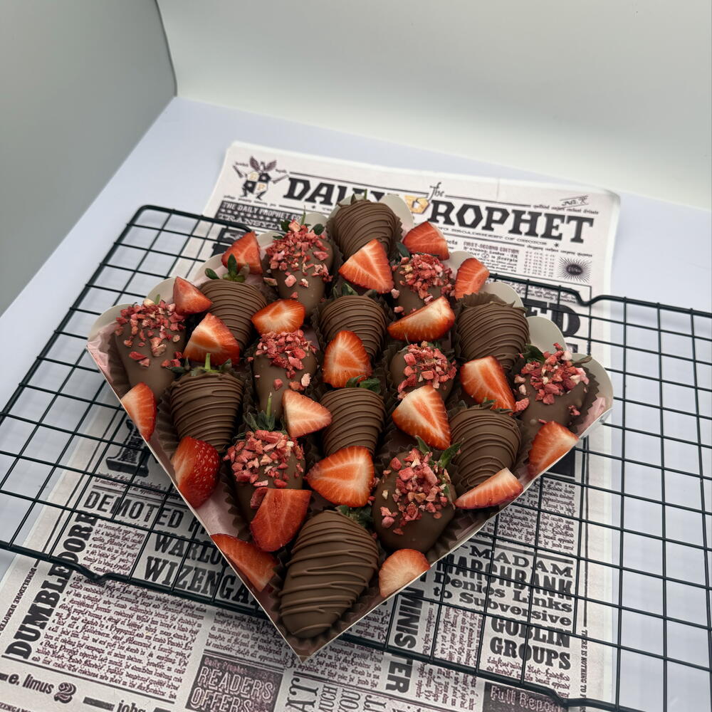 Клубника в шоколаде 16 шт с украшением