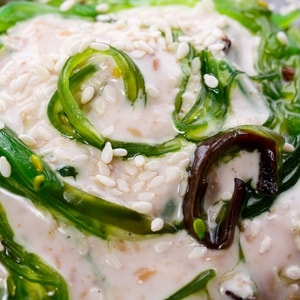 Салат чукка с ореховым соусом