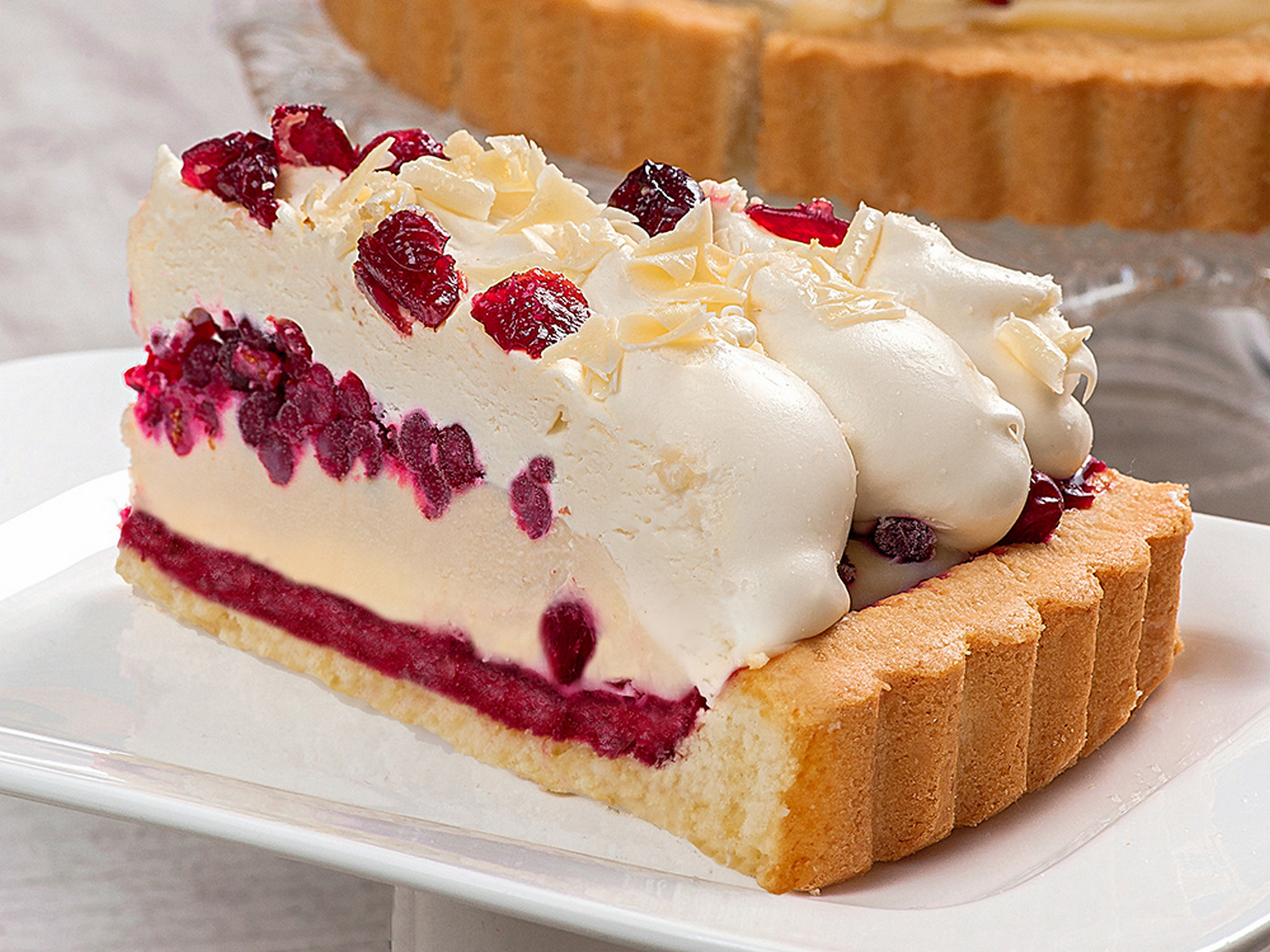 Торт Брусничный с белым шоколадом (кусок)