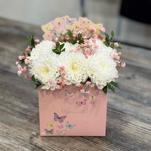 Букет из кустовых хризантем и гипсофилы в коробочке (К1943