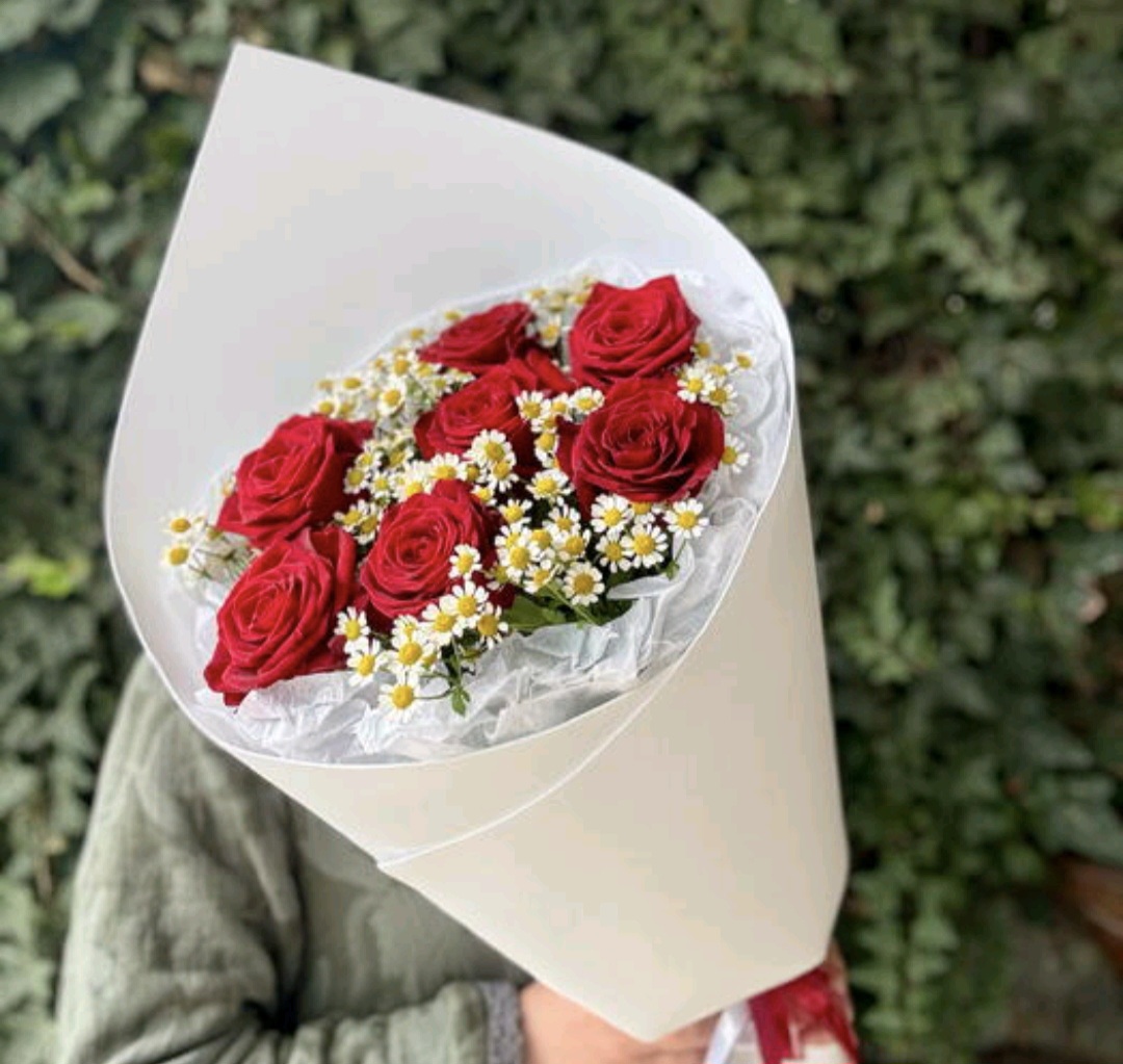 Ароматная красная роза с нежными ромашками