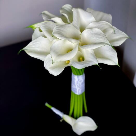 Букет невесты из калл и бутоньерка 