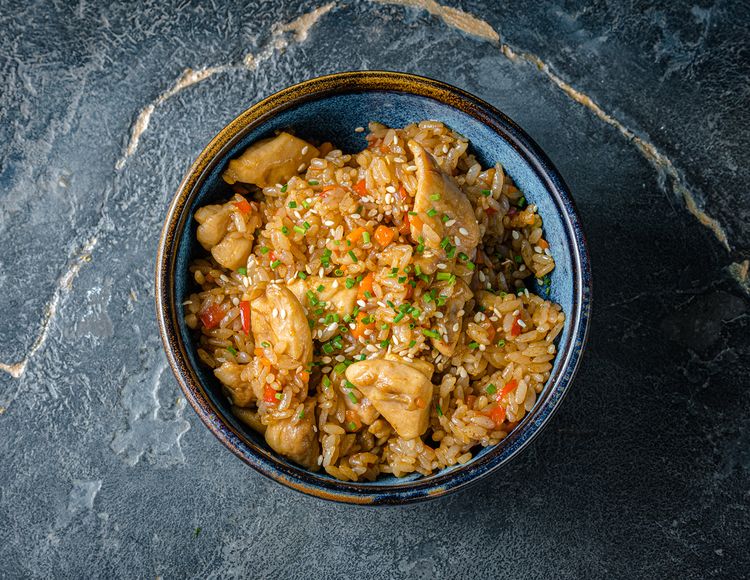 Жареный рис с курицей