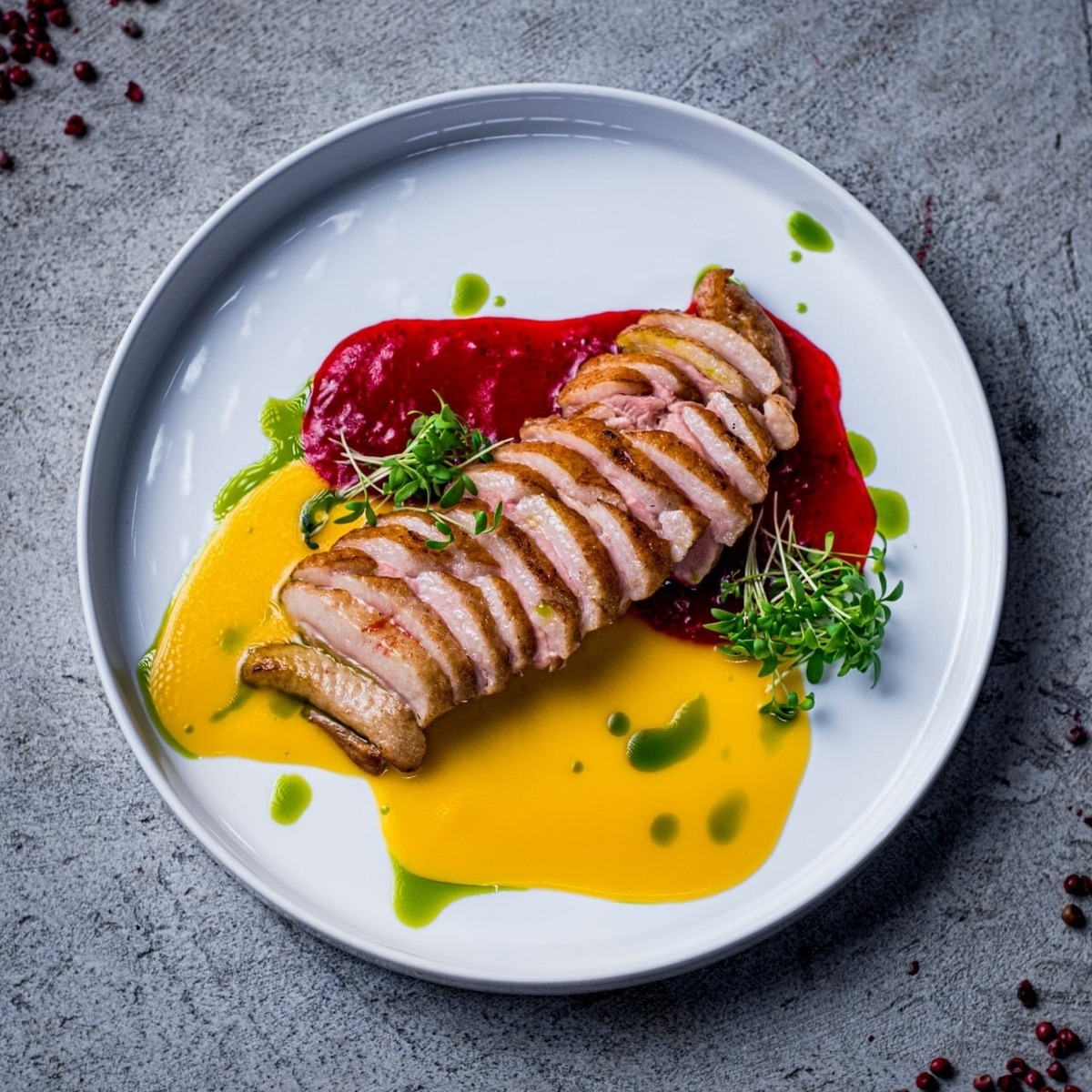 *Утиное филе с соусами «Пряная клубника» и «Манго-маракуйя»