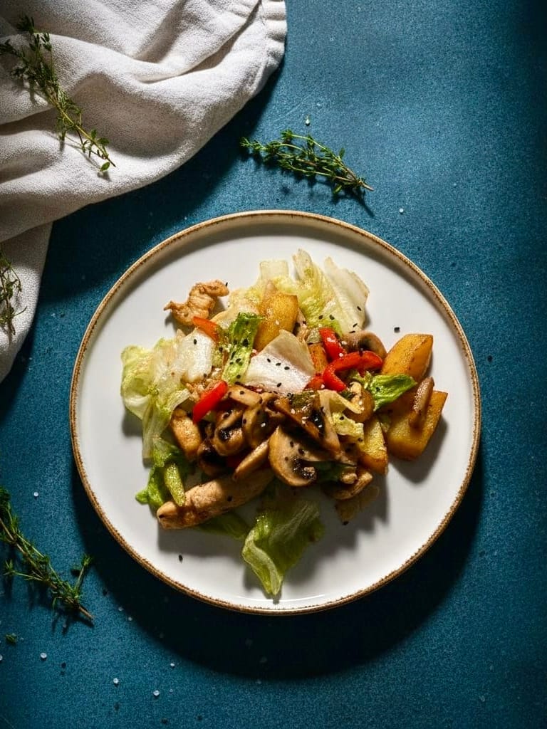 Теплый салат с курицей