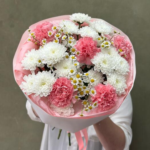 Пышный букет хризантем с ромашками 