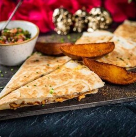 Сырная кесадилья с нежным соусом