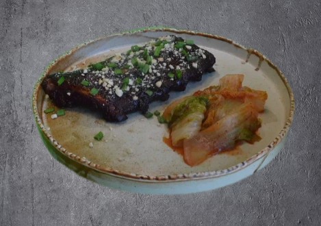 Свиные рёбра по-шанхайски с капустой кимчхи и арахисом