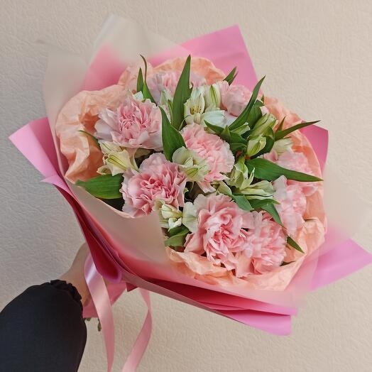 Нежный букет из диантусов и альстромерий