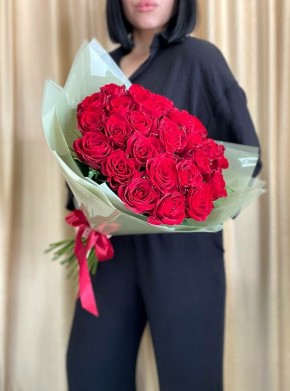 Букет из 25 красных роз в оформлении