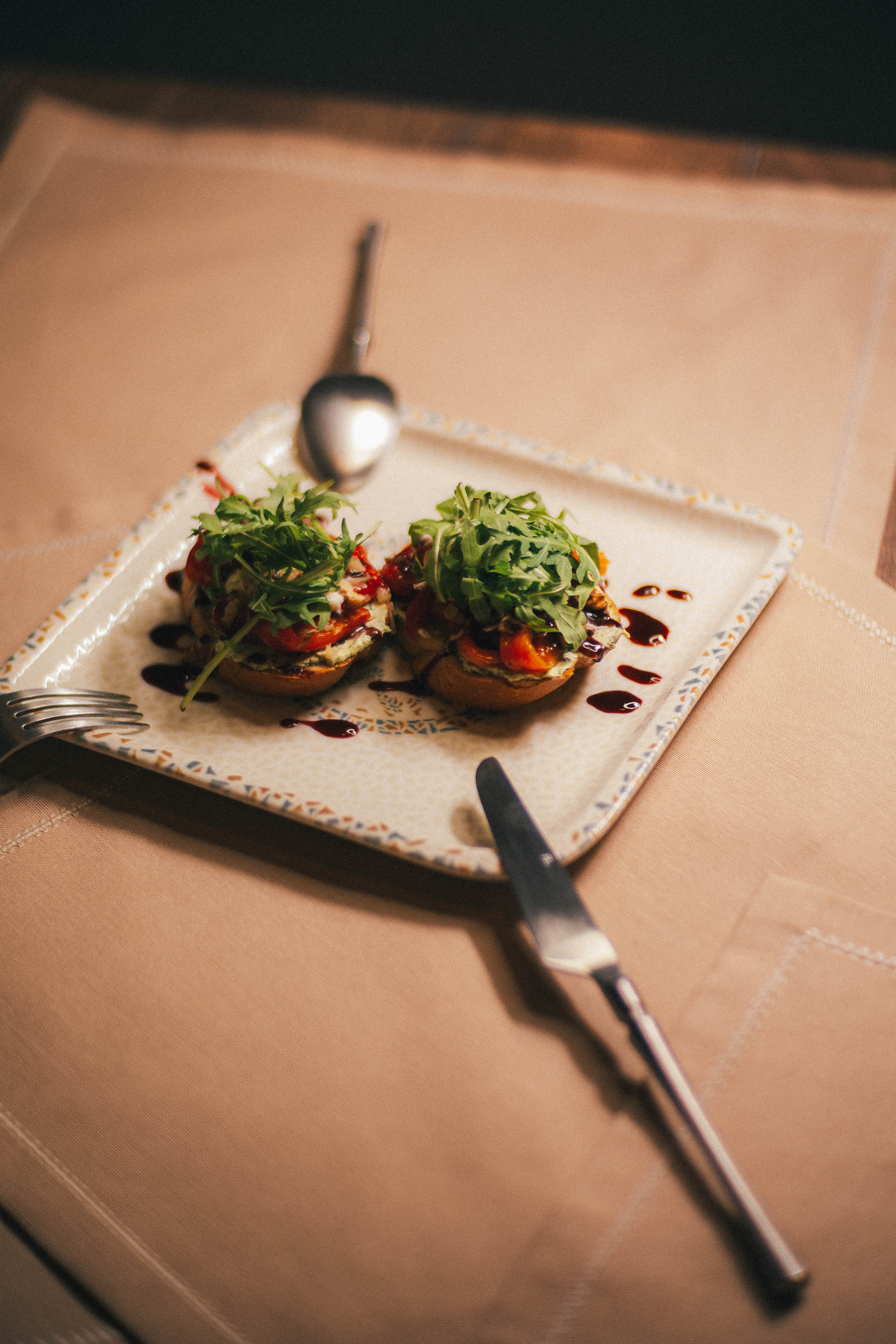 Брускетта с печеным перцем и страчателлой