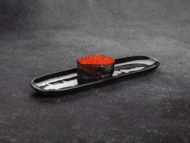 Гункан с красной икрой