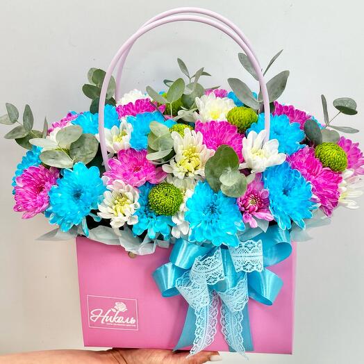 Композиция «Палитра» из хризантем и эвкалипта