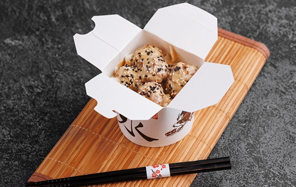 Тефтели в сырно-сливочном соусе (яичная лапша)