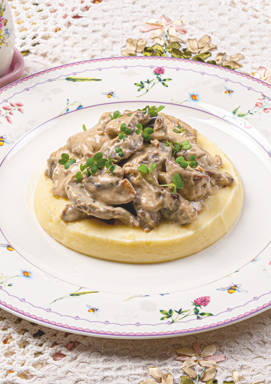 Бефстроганов с шампиньонами в сливочном соусе, с картофельном пюре