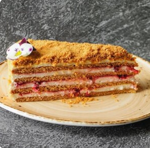 Медовик с брусникой