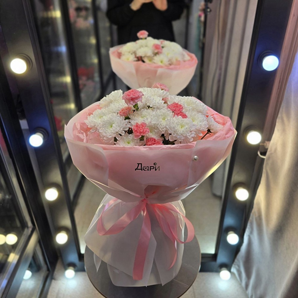 №124 Хризантема с кустовыми диантусами в авторской упаковке