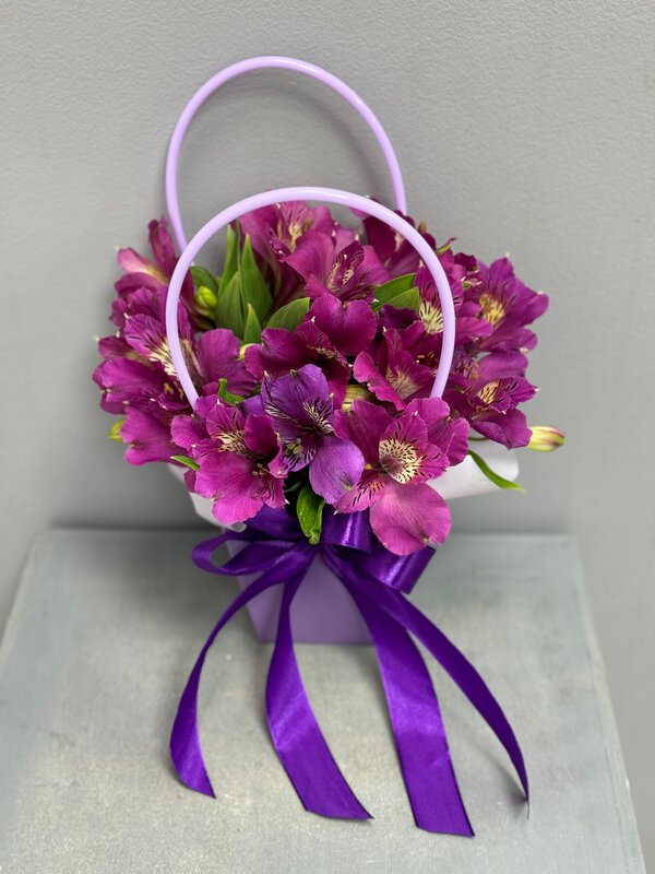Сумочка из 5 сиреневых альстромерий