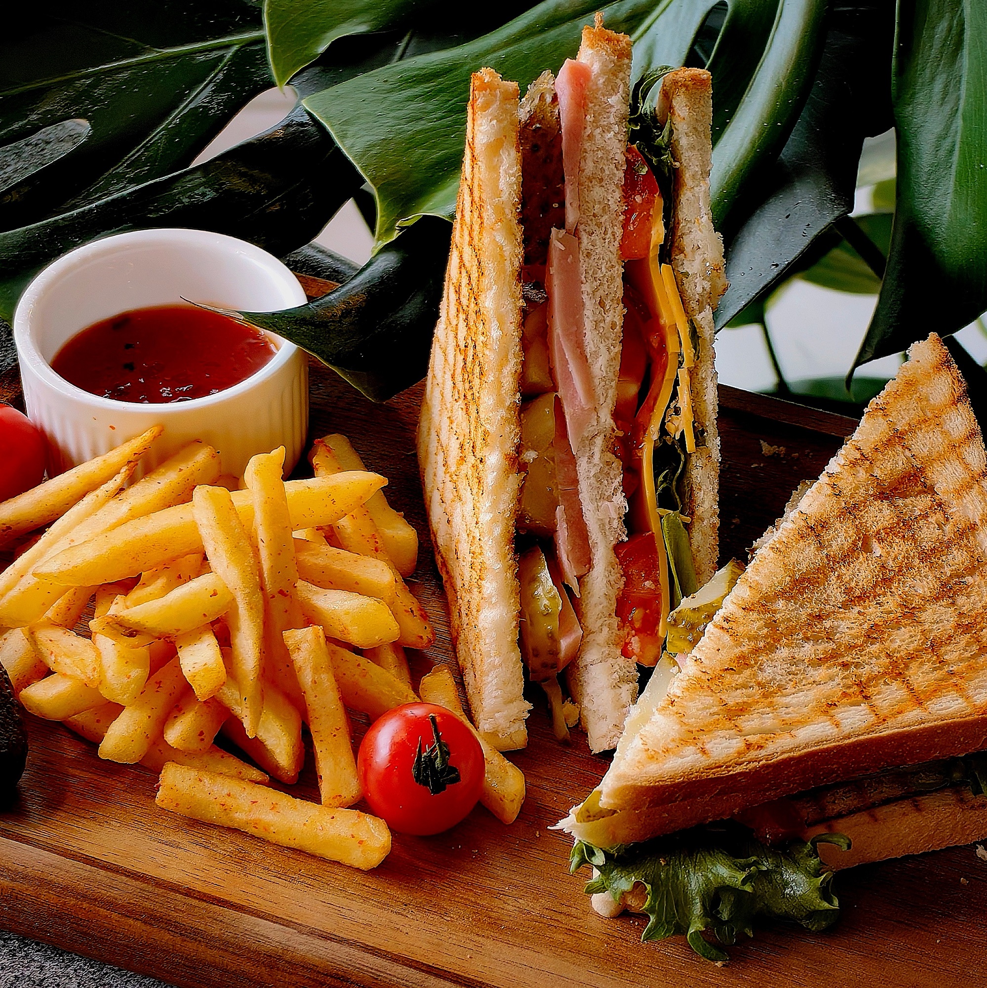 Сэндвич с ветчиной картоф.фри и кетчупом