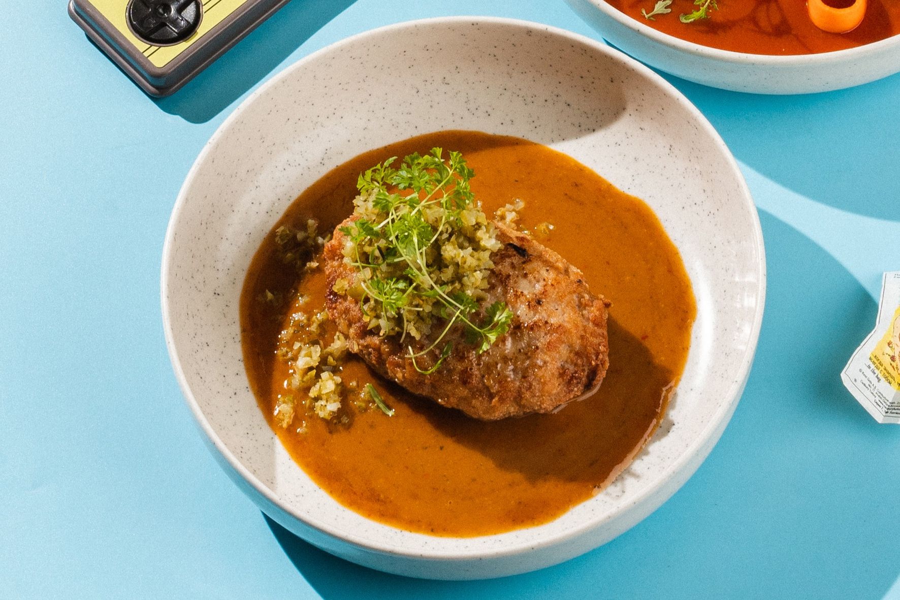 Куриная котлета, с азиатским соусом и релишем из огурца и халопеньо