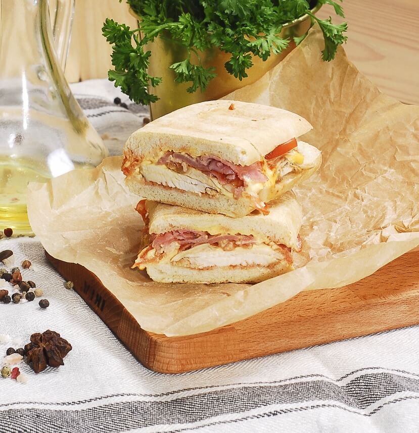 Панини с цыплёнком,беконом и 2мя соусами