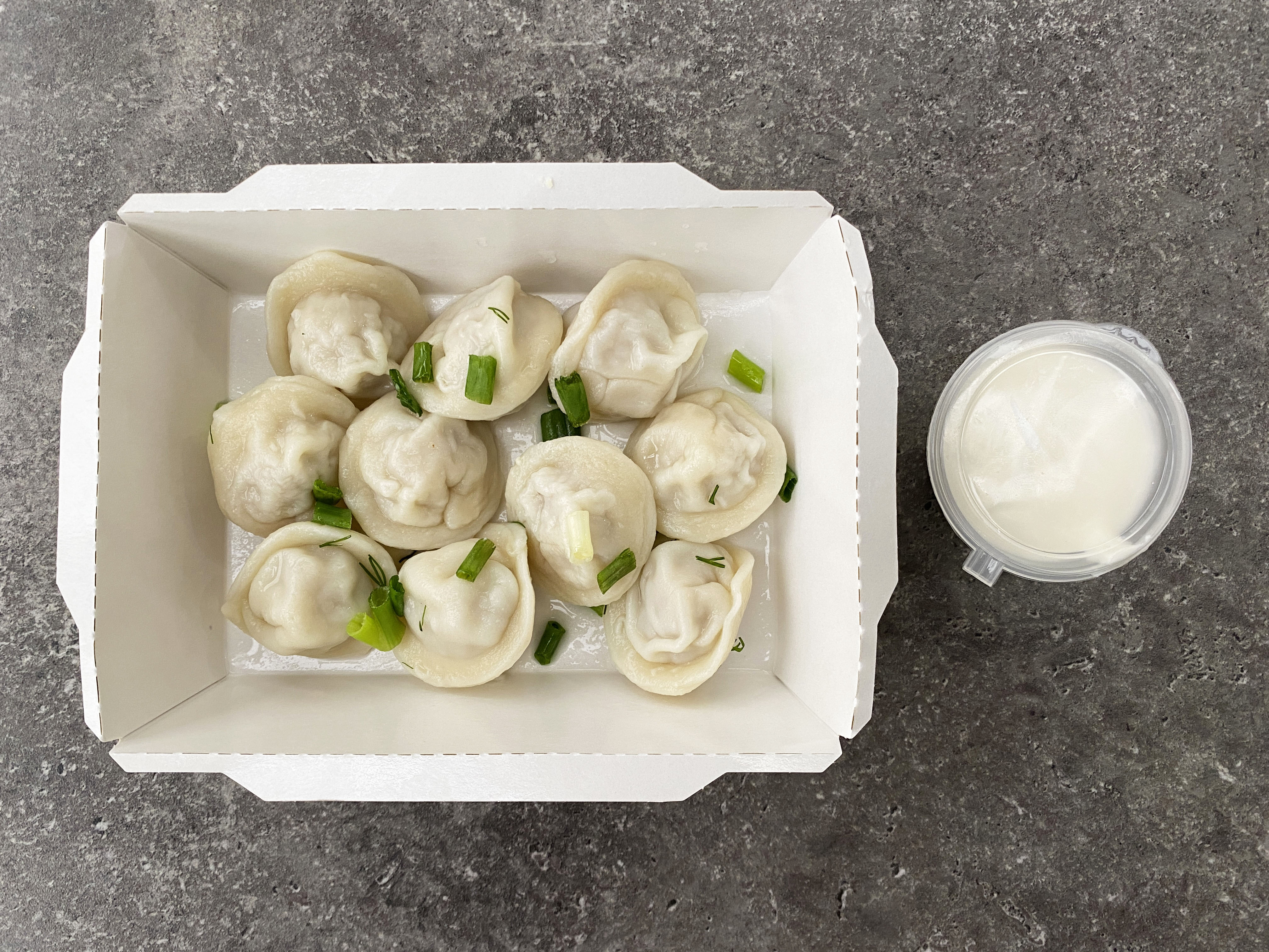 Пельмени (10 шт) со свининой и курочкой со сметаной