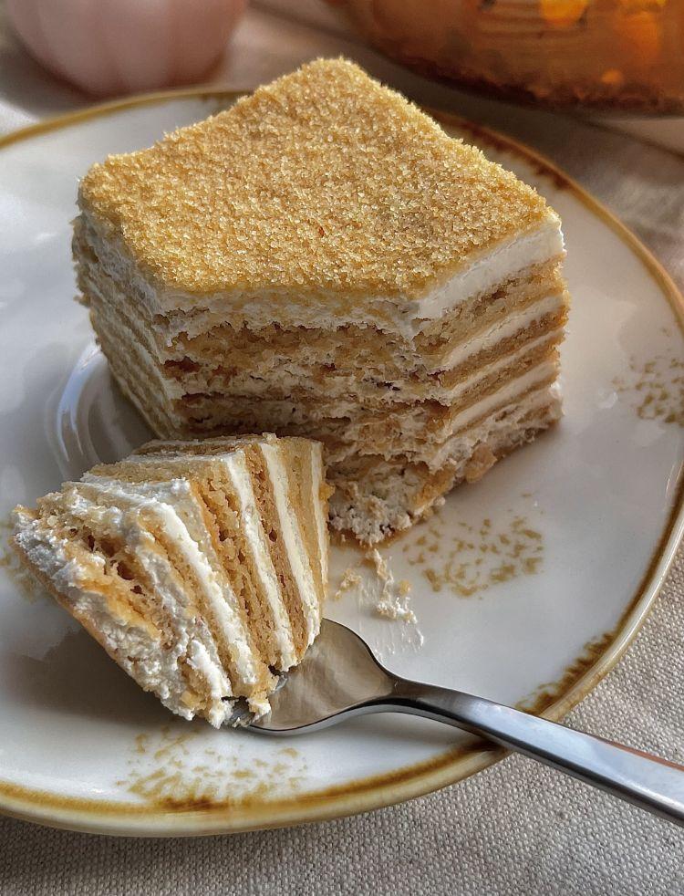 Пирожное медовик