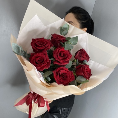 Розы с голубым эвкалиптом -7 шт.