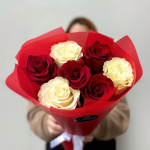 Букет 7 красно-белых роз