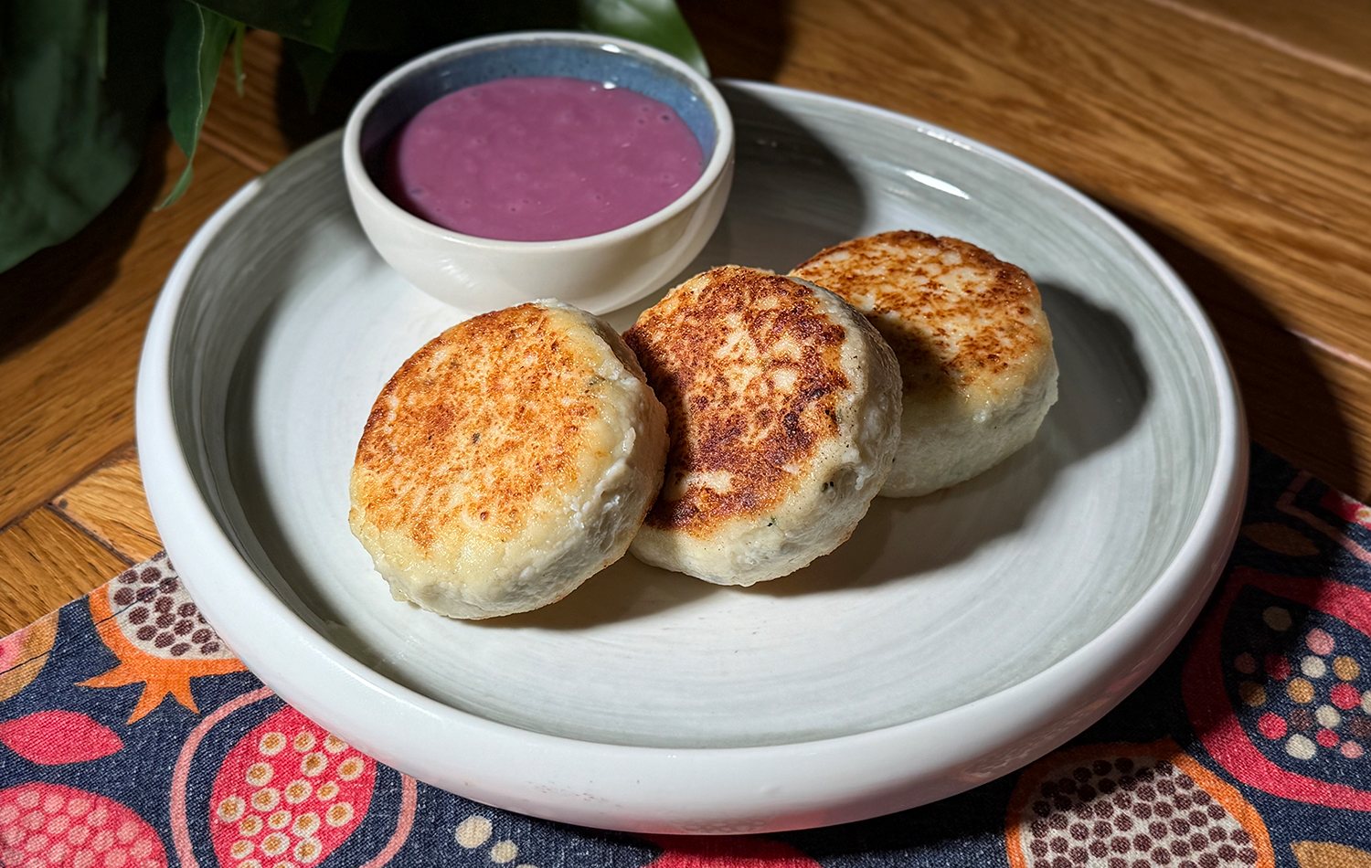 Сырники из сыра надуги с гранатовой сгущенкой