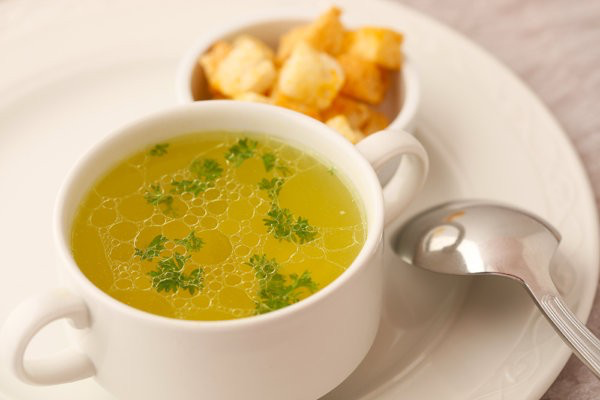 Куриный бульон с гренками