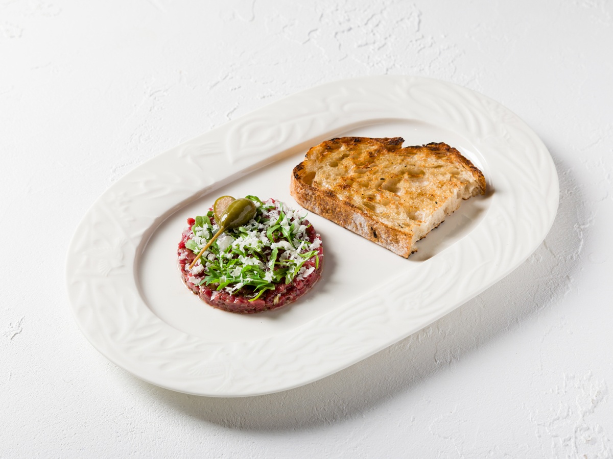 Тартар из говядины с хрустящим хлебом тартин