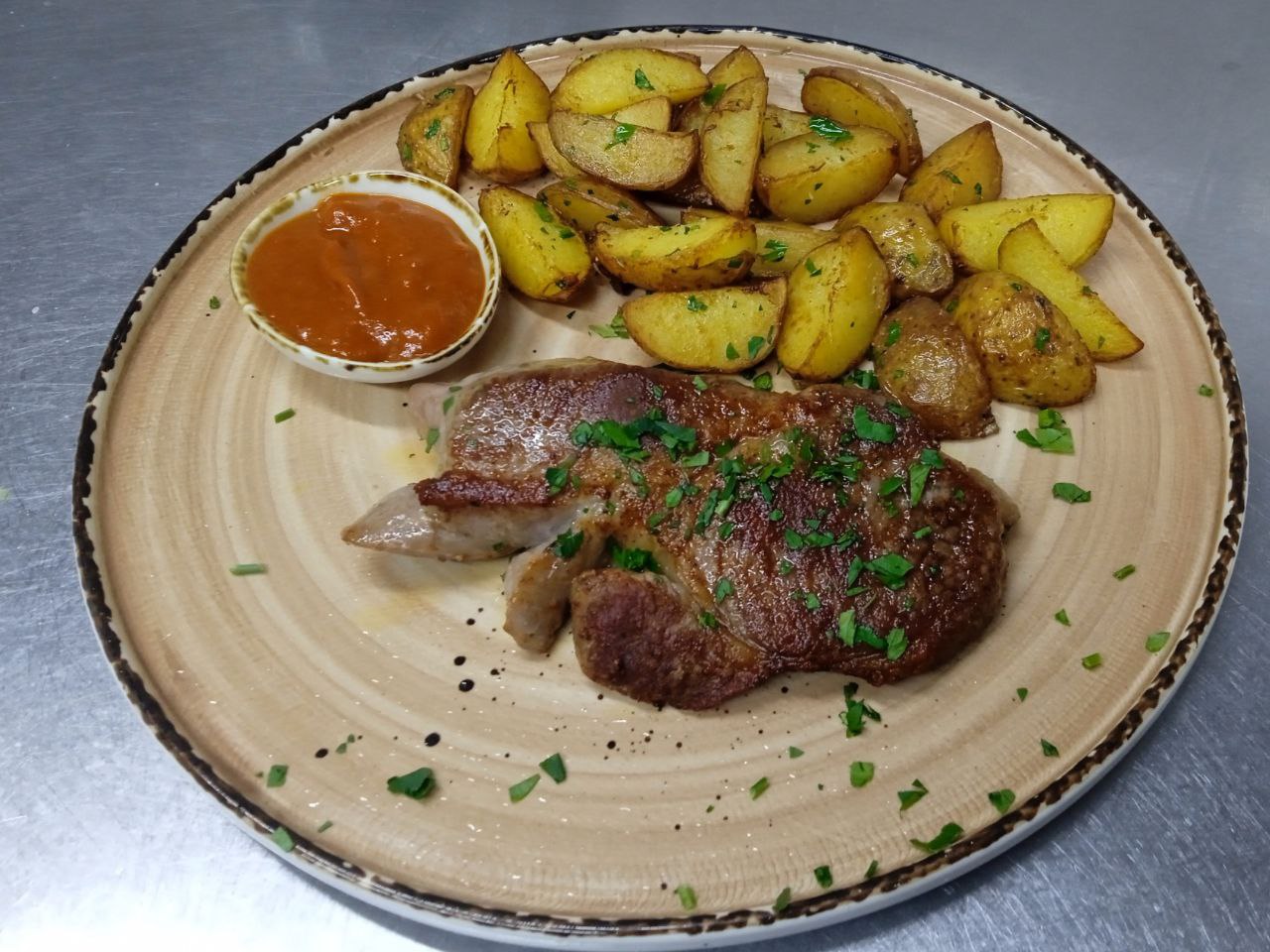 Стейк из свинины с картофелем бэйби и фирменным соусом