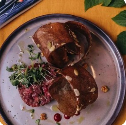 Тартар из говядины с чипсами из солода