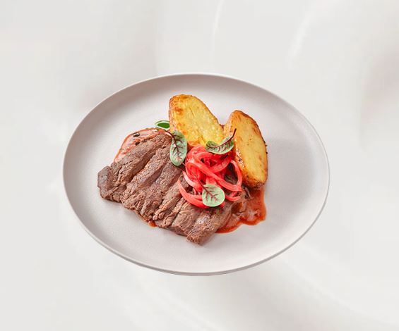 Стейк из фермерской телятины с картофелем из печи